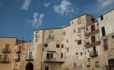 Güzel bir eski ortaçağ şehir Cefalu, denizin Sicilya, İtalya için küçük şehir manzarası