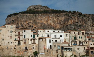Güzel bir eski ortaçağ şehir Cefalu, denizin Sicilya, İtalya için küçük şehir manzarası