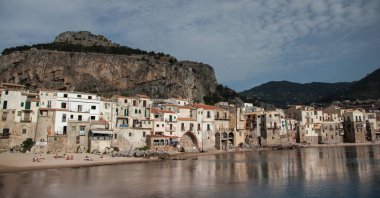 Güzel bir eski ortaçağ şehir Cefalu, denizin Sicilya, İtalya için küçük şehir manzarası
