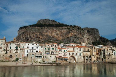 Güzel bir eski ortaçağ şehir Cefalu, denizin Sicilya, İtalya için küçük şehir manzarası