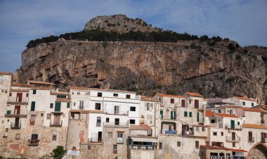 Güzel bir eski ortaçağ şehir Cefalu, denizin Sicilya, İtalya için küçük şehir manzarası