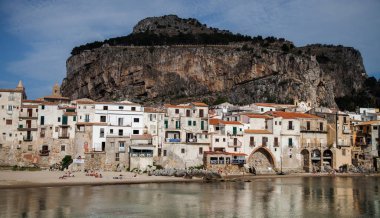 Güzel bir eski ortaçağ şehir Cefalu, denizin Sicilya, İtalya için küçük şehir manzarası