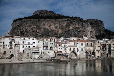 Güzel bir eski ortaçağ şehir Cefalu, denizin Sicilya, İtalya için küçük şehir manzarası