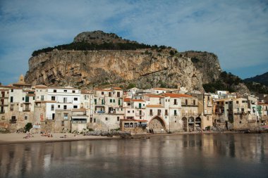 Güzel bir eski ortaçağ şehir Cefalu, denizin Sicilya, İtalya için küçük şehir manzarası