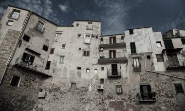 Güzel bir eski ortaçağ şehir Cefalu, denizin Sicilya, İtalya için küçük şehir manzarası