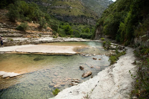 Wodospad Baseny Górskiej Scenerii Dnie Kanionu Riserva Naturale Orientata Cavagrande — Zdjęcie stockowe