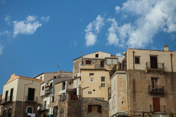 Güzel bir eski ortaçağ şehir Cefalu, denizin Sicilya, İtalya için küçük şehir manzarası