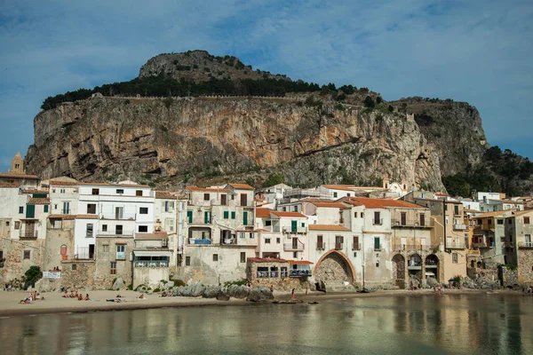Güzel bir eski ortaçağ şehir Cefalu, denizin Sicilya, İtalya için küçük şehir manzarası