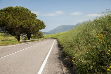 Hill ve Sicilya İtalya Madonie dağlarında dağ manzarası. 