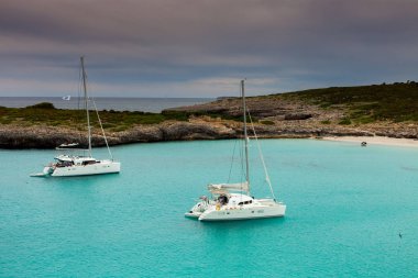 Güzel plaj Mallorca, İspanya. Yaz. Tatil. Deniz suyu.