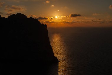 Günbatımı gökyüzü doğa manzara de Formentor kap içinde Mallorca balearic Islands, İspanya Kuzey.