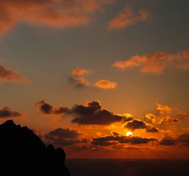 Günbatımı gökyüzü doğa manzara de Formentor kap içinde Mallorca balearic Islands, İspanya Kuzey.