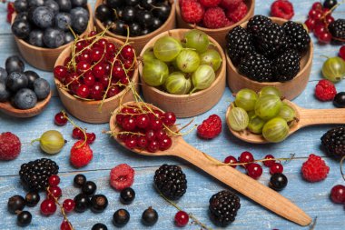 Çeşitli taze yaz meyveleri. Üstten görünüm. Çilek meyve renk gıda dessertberries karıştırın. Antioksidan, detoks diyet, organik meyve.