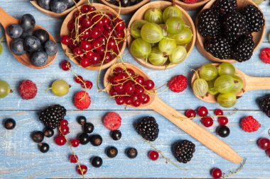 Çeşitli taze yaz meyveleri. Üstten görünüm. Çilek meyve renk gıda dessertberries karıştırın. Antioksidan, detoks diyet, organik meyve.