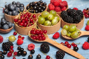 Çeşitli taze yaz meyveleri. Üstten görünüm. Çilek meyve renk gıda dessertberries karıştırın. Antioksidan, detoks diyet, organik meyve.