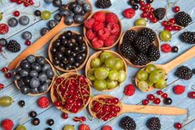 Çeşitli taze yaz meyveleri. Üstten görünüm. Çilek meyve renk gıda dessertberries karıştırın. Antioksidan, detoks diyet, organik meyve.