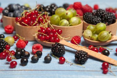 Çeşitli taze yaz meyveleri. Üstten görünüm. Çilek meyve renk gıda dessertberries karıştırın. Antioksidan, detoks diyet, organik meyve.