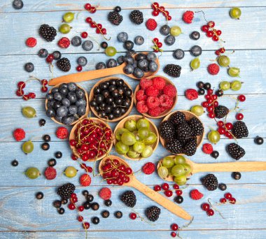 Çeşitli taze yaz meyveleri. Üstten görünüm. Çilek meyve renk gıda dessertberries karıştırın. Antioksidan, detoks diyet, organik meyve.