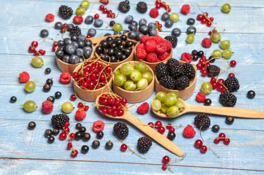 Çeşitli taze yaz meyveleri. Üstten görünüm. Çilek meyve renk gıda dessertberries karıştırın. Antioksidan, detoks diyet, organik meyve.