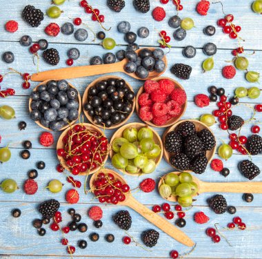 Çeşitli taze yaz meyveleri. Üstten görünüm. Çilek meyve renk gıda dessertberries karıştırın. Antioksidan, detoks diyet, organik meyve.