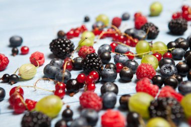 Çeşitli taze yaz meyveleri. Üstten görünüm. Çilek meyve renk gıda dessertberries karıştırın. Antioksidan, detoks diyet, organik meyve.