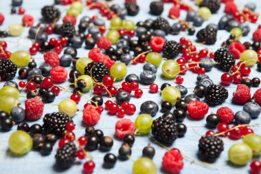 Çeşitli taze yaz meyveleri. Üstten görünüm. Çilek meyve renk gıda dessertberries karıştırın. Antioksidan, detoks diyet, organik meyve.