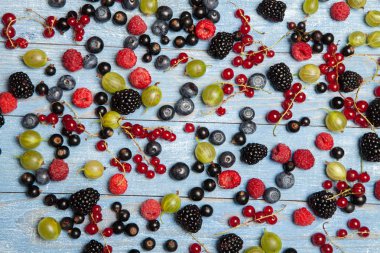 Çeşitli taze yaz meyveleri. Üstten görünüm. Çilek meyve renk gıda dessertberries karıştırın. Antioksidan, detoks diyet, organik meyve.