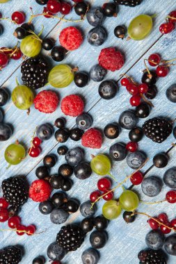 Çeşitli taze yaz meyveleri. Üstten görünüm. Çilek meyve renk gıda dessertberries karıştırın. Antioksidan, detoks diyet, organik meyve.