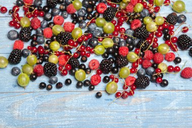 Çeşitli taze yaz meyveleri. Üstten görünüm. Çilek meyve renk gıda dessertberries karıştırın. Antioksidan, detoks diyet, organik meyve.