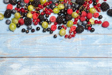 Çeşitli taze yaz meyveleri. Üstten görünüm. Çilek meyve renk gıda dessertberries karıştırın. Antioksidan, detoks diyet, organik meyve.