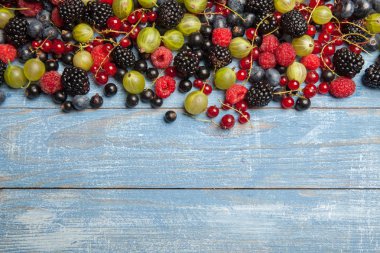 Çeşitli taze yaz meyveleri. Üstten görünüm. Çilek meyve renk gıda dessertberries karıştırın. Antioksidan, detoks diyet, organik meyve.