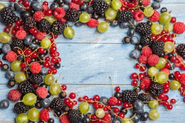 Çeşitli taze yaz meyveleri. Üstten görünüm. Çilek meyve renk gıda dessertberries karıştırın. Antioksidan, detoks diyet, organik meyve.