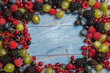 Çeşitli taze yaz meyveleri. Üstten görünüm. Çilek meyve renk gıda dessertberries karıştırın. Antioksidan, detoks diyet, organik meyve.