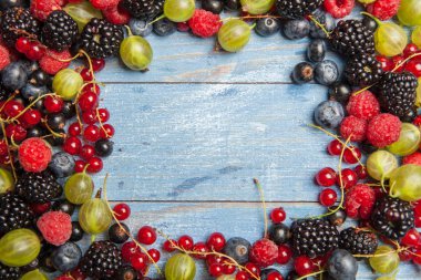 Çeşitli taze yaz meyveleri. Üstten görünüm. Çilek meyve renk gıda dessertberries karıştırın. Antioksidan, detoks diyet, organik meyve.