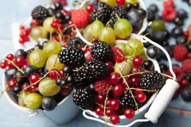 Çeşitli taze yaz meyveleri. Üstten görünüm. Çilek meyve renk gıda dessertberries karıştırın. Antioksidan, detoks diyet, organik meyve.