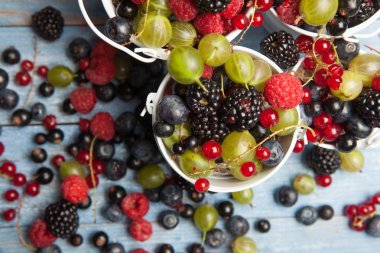 Çeşitli taze yaz meyveleri. Üstten görünüm. Çilek meyve renk gıda dessertberries karıştırın. Antioksidan, detoks diyet, organik meyve.