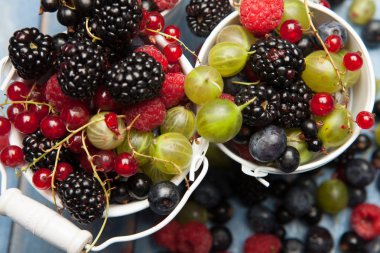 Çeşitli taze yaz meyveleri. Üstten görünüm. Çilek meyve renk gıda dessertberries karıştırın. Antioksidan, detoks diyet, organik meyve.