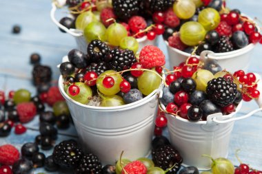 Çeşitli taze yaz meyveleri. Üstten görünüm. Çilek meyve renk gıda dessertberries karıştırın. Antioksidan, detoks diyet, organik meyve.