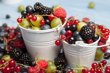 Çeşitli taze yaz meyveleri. Üstten görünüm. Çilek meyve renk gıda dessertberries karıştırın. Antioksidan, detoks diyet, organik meyve.