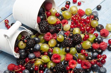 Çeşitli taze yaz meyveleri. Üstten görünüm. Çilek meyve renk gıda dessertberries karıştırın. Antioksidan, detoks diyet, organik meyve.