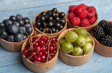 Çeşitli taze yaz meyveleri. Üstten görünüm. Çilek meyve renk gıda dessertberries karıştırın. Antioksidan, detoks diyet, organik meyve