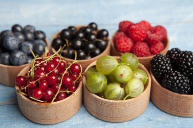 Çeşitli taze yaz meyveleri. Üstten görünüm. Çilek meyve renk gıda dessertberries karıştırın. Antioksidan, detoks diyet, organik meyve