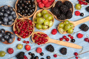 Çeşitli taze yaz meyveleri. Üstten görünüm. Çilek meyve renk gıda dessertberries karıştırın. Antioksidan, detoks diyet, organik meyve