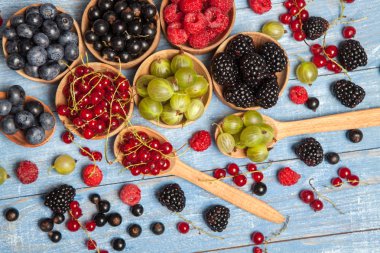 Çeşitli taze yaz meyveleri. Üstten görünüm. Çilek meyve renk gıda dessertberries karıştırın. Antioksidan, detoks diyet, organik meyve