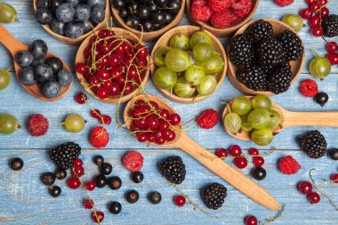Çeşitli taze yaz meyveleri. Üstten görünüm. Çilek meyve renk gıda dessertberries karıştırın. Antioksidan, detoks diyet, organik meyve