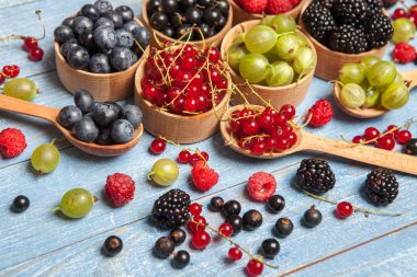 Çeşitli taze yaz meyveleri. Üstten görünüm. Çilek meyve renk gıda dessertberries karıştırın. Antioksidan, detoks diyet, organik meyve