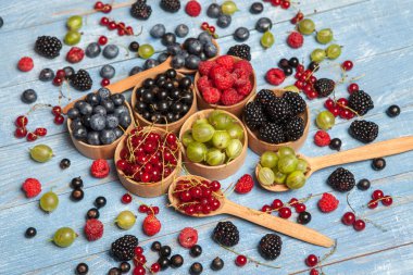 Çeşitli taze yaz meyveleri. Üstten görünüm. Çilek meyve renk gıda dessertberries karıştırın. Antioksidan, detoks diyet, organik meyve