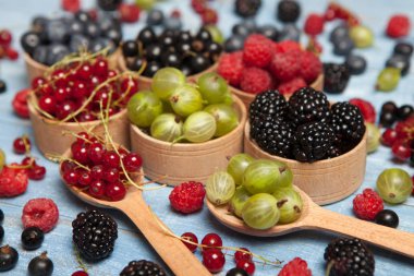 Çeşitli taze yaz meyveleri. Üstten görünüm. Çilek meyve renk gıda dessertberries karıştırın. Antioksidan, detoks diyet, organik meyve