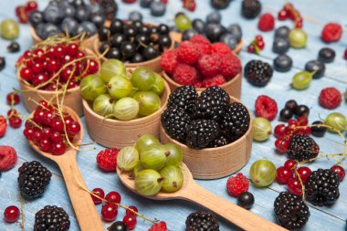 Çeşitli taze yaz meyveleri. Üstten görünüm. Çilek meyve renk gıda dessertberries karıştırın. Antioksidan, detoks diyet, organik meyve