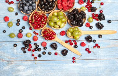 Çeşitli taze yaz meyveleri. Üstten görünüm. Çilek meyve renk gıda dessertberries karıştırın. Antioksidan, detoks diyet, organik meyve